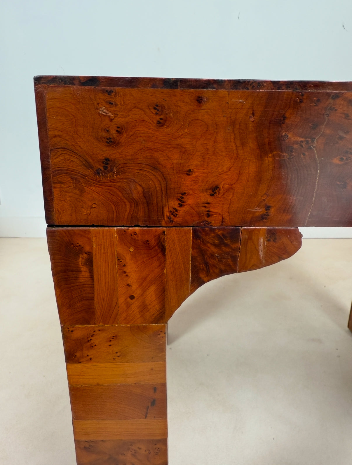 Table d’appoint art déco en bois de thuya