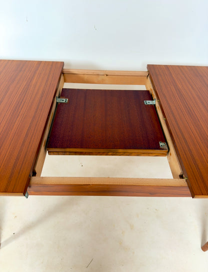 Table de salle à manger de style scandinave à rallonges intégrées.