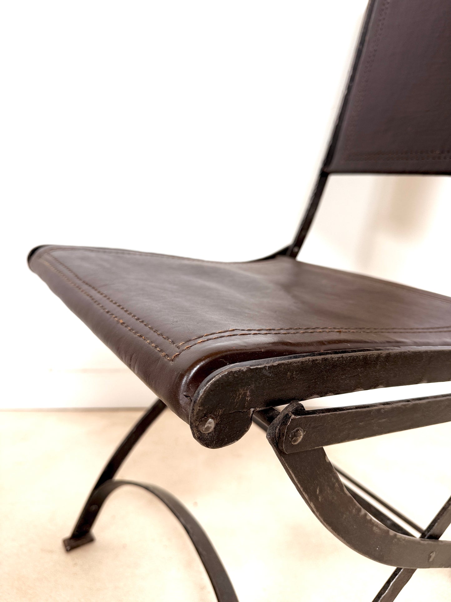Chaise ancienne en fer forgé et cuir