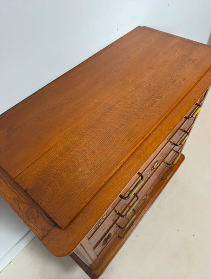 Commode ancienne sculptée