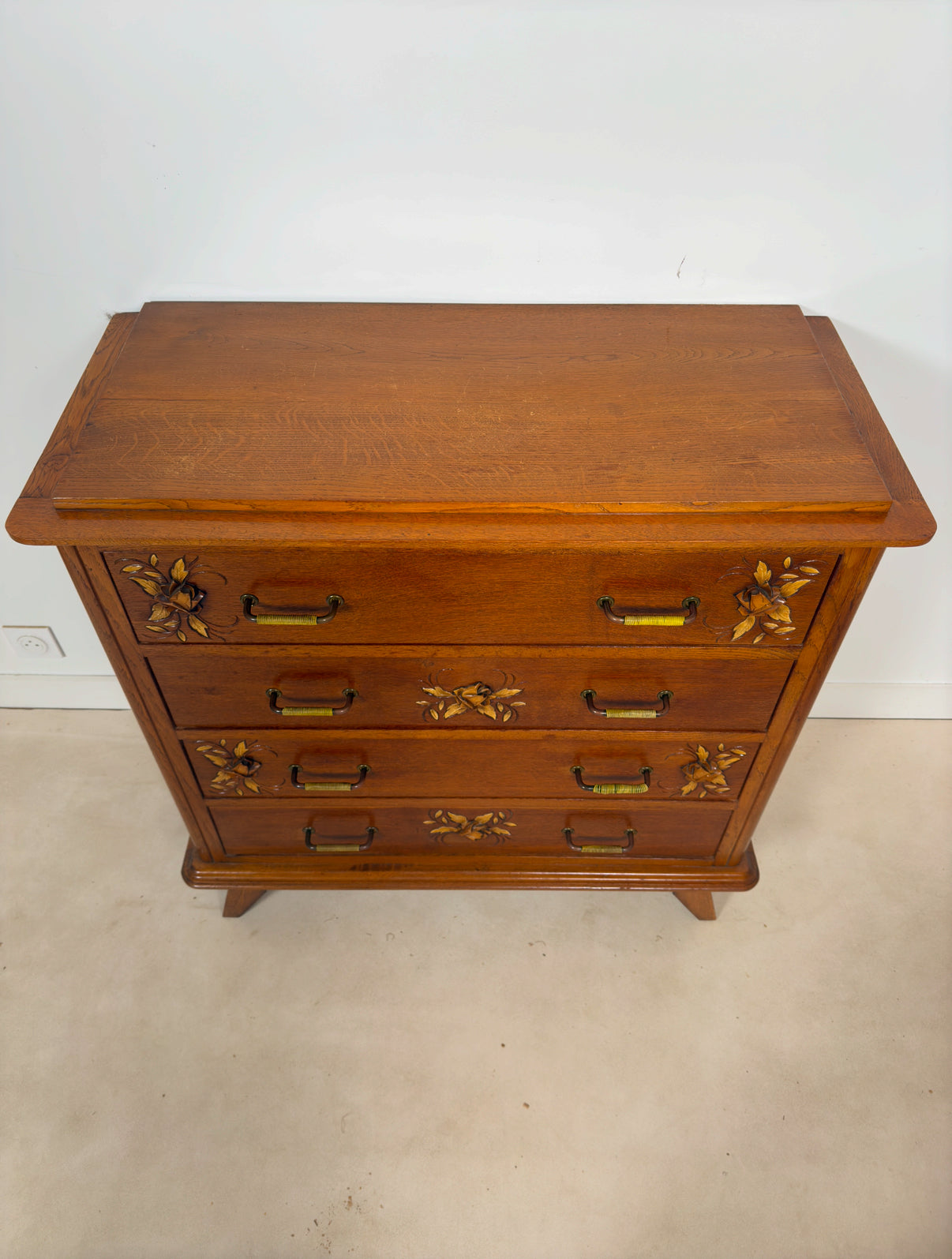 Commode ancienne sculptée