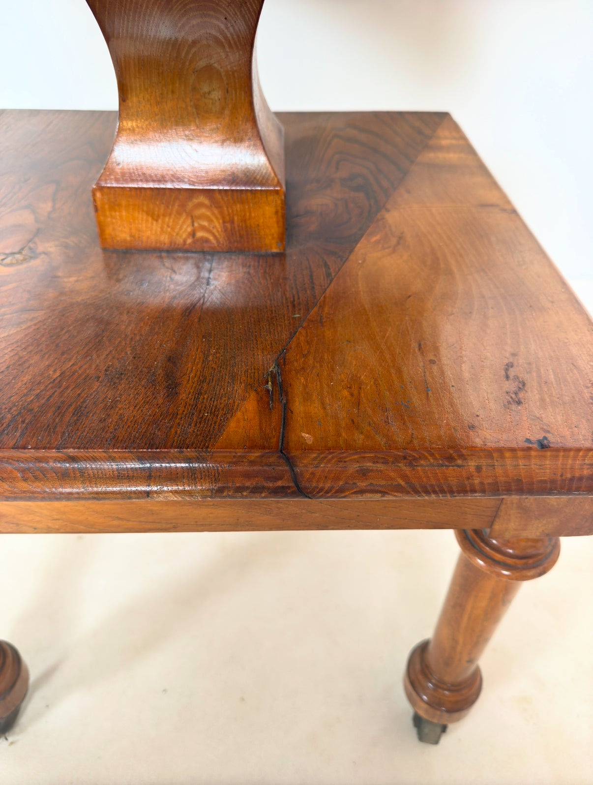 Table d’appoint anglaise sur roulettes